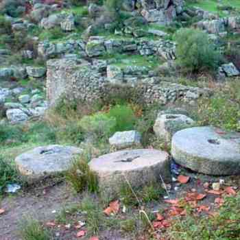 Click para ampliar. Pulsa en el nombre para ver la ficha. Piedras de molino de agua.  Arroyomolinos.