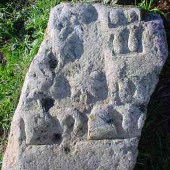 Click para ampliar. Pulsa en el nombre para ver la ficha. Fragmento de piedra con grabados