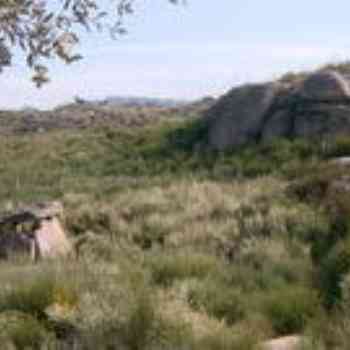Click para ampliar. Pulsa en el nombre para ver la ficha. dolmen Huerta de las Monjas y vista del poblamiento cercano(derecha), Valencia de Alcántara (Cáceres)