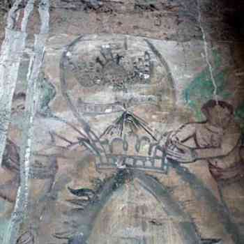 Click para ampliar. Pulsa en el nombre para ver la ficha. Olmos de Pisuerga, altar pintado, 1. 02 vista parcial: corona, ángeles y paloma