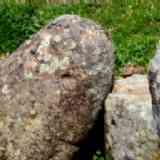 AROCHE.  Cazoletas e incisión en Menhir del dólmen del Llano de la Belleza.(Huelva)