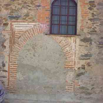Click para ampliar. Pulsa en el nombre para ver la ficha. Puerta mudéjar y ventana moderna (Valdecaballeros)
