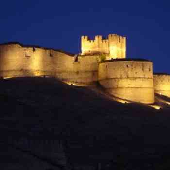 Castillo de Berlanga de Duero anocheciendo